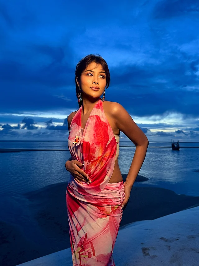 সন্ধ্যা ঘনিয়ে এলে সাগর আর আকাশের নীল মিলেমিশে যায়। সেই সঙ্গে অভিনেত্রী টয়ার ব্যাকগ্রাউন্ডে যোগ হয়েছে মেঘের খেলা। বিচওয়্যারে এমনিতেও জুড়ি নেই এই অভিনেত্রীর। পরেছেন পুরো দৈর্ঘ্যের বিচ ভাইভের স্কার্ট আর ম্যাচিং হলটারনেক টপ