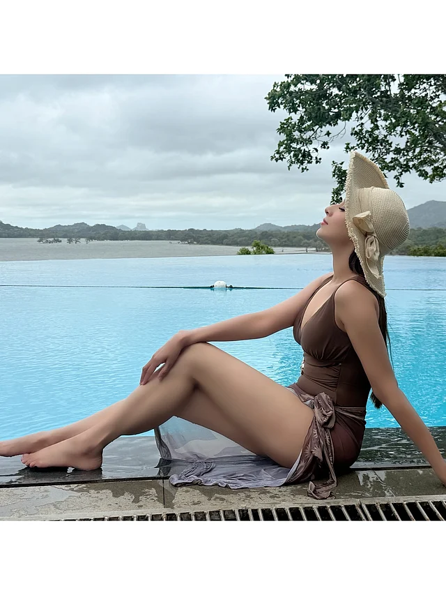 ইনফিনিটি পুলে চকলেট রঙের মনোকিনিতে বিদ্যা সিনহা মিম