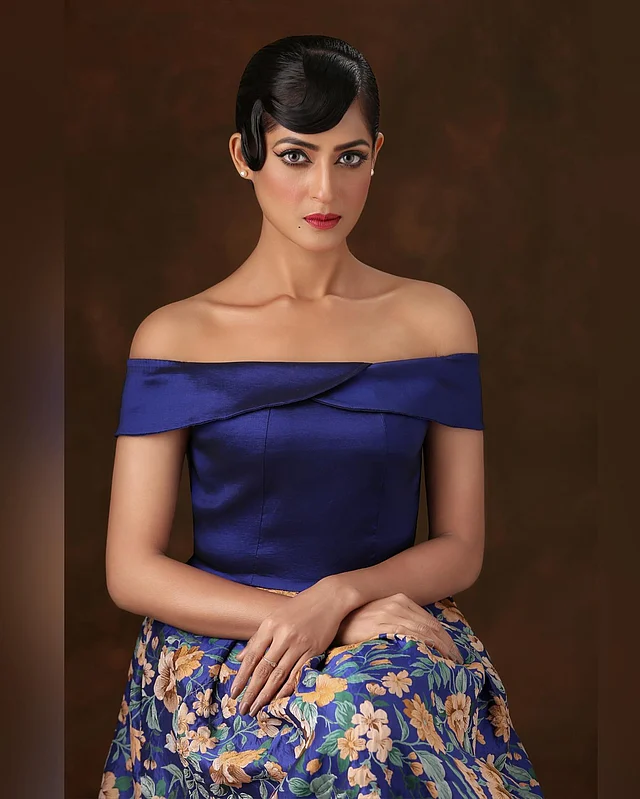 ওল্ড হলিউড গ্ল্যাম আমেজে ভিনটেজ হেয়ারস্টাইল আর অফ দ্য শোল্ডার ড্রেসে দেখা যাচ্ছে তাঁকে