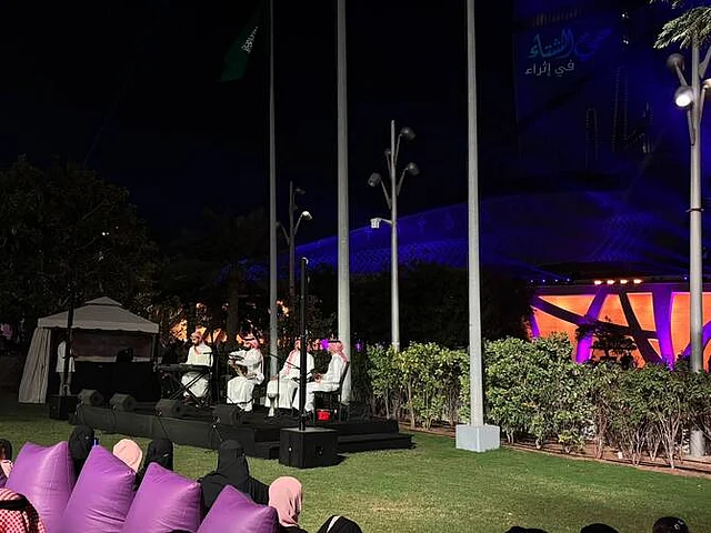 স্থানীয় মিউজিশিয়ানরা বাজাচ্ছেন ঐতিহ্যবাহী সব সুর