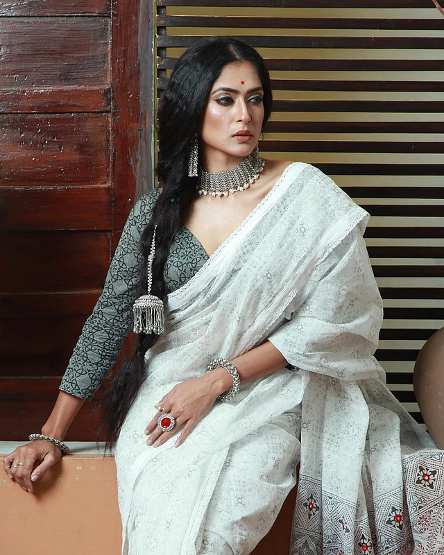 এই নতুন নায়িকা অক্সিডাইজড জুয়েলারি, খোলা চুল আর আভিজাত্যময় সুতির শাড়ি-ব্লাউজের লুকে নিজেকে উপস্থাপন করেছেন 