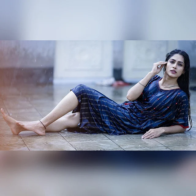 নীল মিডি দড়েসে ওয়েটলুকে আবেদন ছড়াচ্ছেন পূর্ণিমা