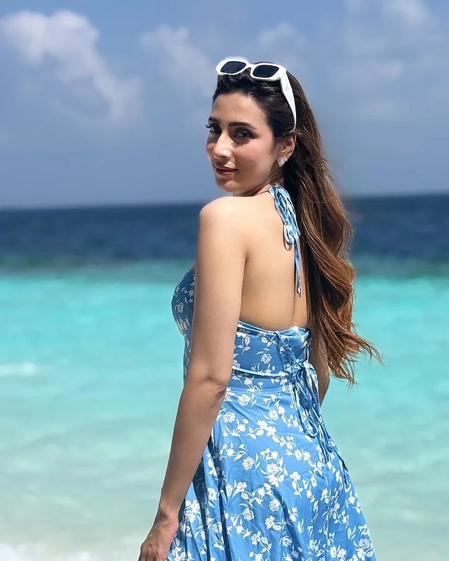 বিচ ফ্যাশনে এ বছর মীম যেন সত্যিই বাজিমাত করেছেন। আরেকটি লুকে তিনি পরেছেন নীল ফ্লোরাল মিডি ড্রেস, যা তাঁর লুককে করেছে আরও নজরকাড়া