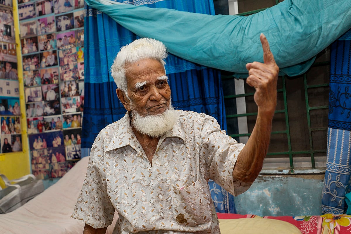 ‘হাজী মালুমবাড়ির’ গল্প শোনাচ্ছেন বীর মুক্তিযোদ্ধা এজাহার মিয়া 