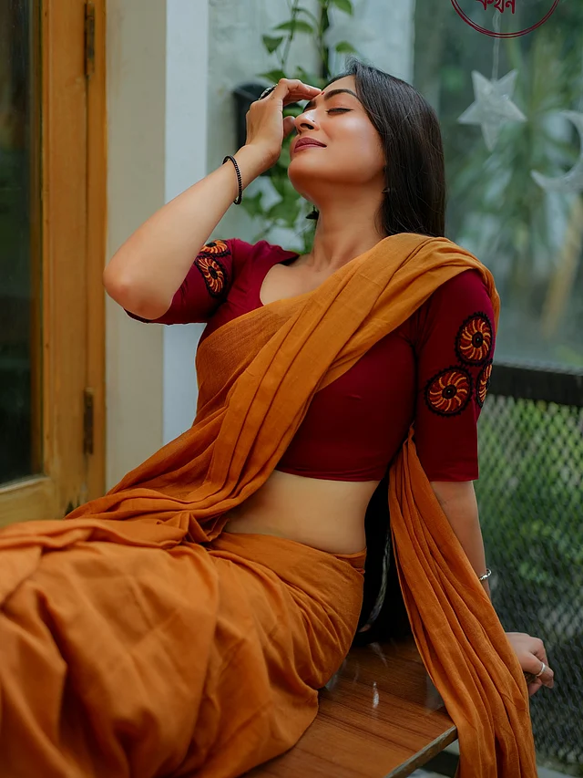 মেরুন কন্ট্রাস্ট ব্লাউজের সঙ্গে শর্ষে হলুদ তাঁতের সুতির শাড়িতে মোহময়ী লাগছে পূর্ণিমাকে