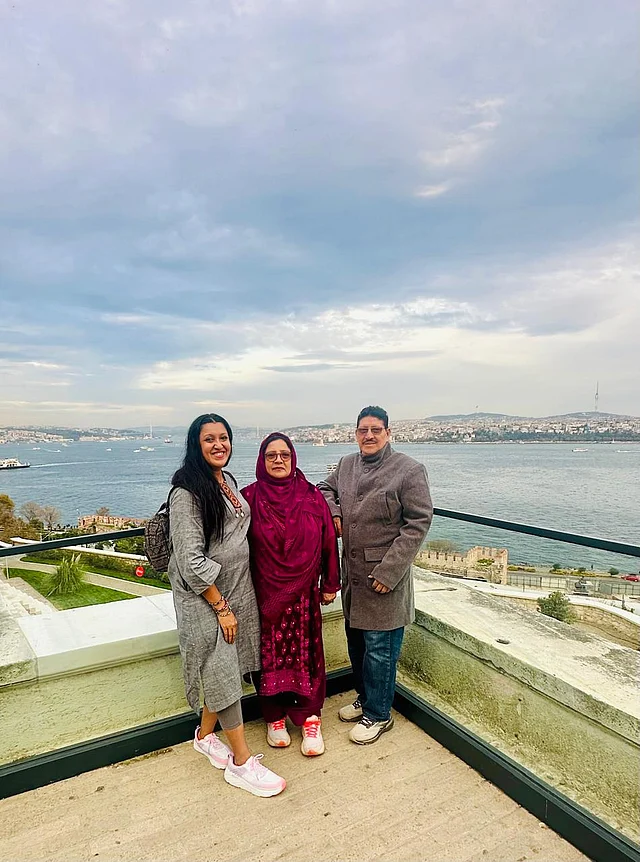 টোপকাপি প্রাসাদে বাবা ও মায়ের সঙ্গে লেখকের 