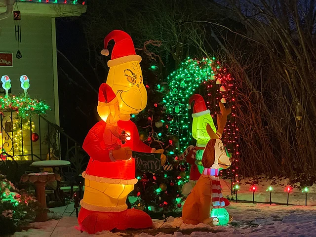 বাড়ির ভেতরেও চলছে প্রস্তুতি। অনেক পরিবার ইতিমধ্যে ক্রিসমাস কেকের উপকরণ ভিজিয়ে রেখেছে, কেউ সাজাচ্ছে ক্রিসমাস ট্রি, কেউ আবার চার্চের ক্যারল অনুষ্ঠানের তালিকা চূড়ান্ত করছে