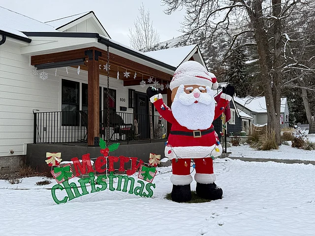 এই শান্ত শীতের ভেতরেই ধীরে ধীরে জেগে উঠছে উৎসবের আমেজ।