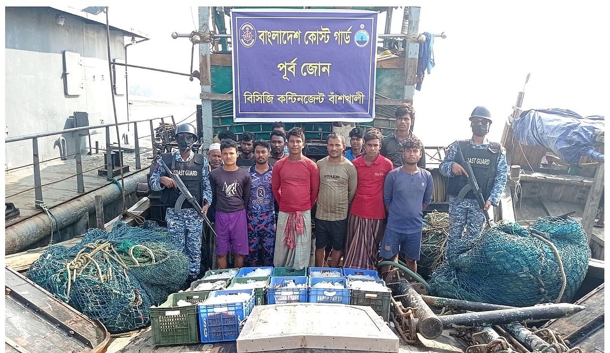 বাঁশখালী ও সেন্ট মার্টিন থেকে মাছ ধরার অবৈধ বেহুন্দি জালসহ ৫৩ জেলে আটক