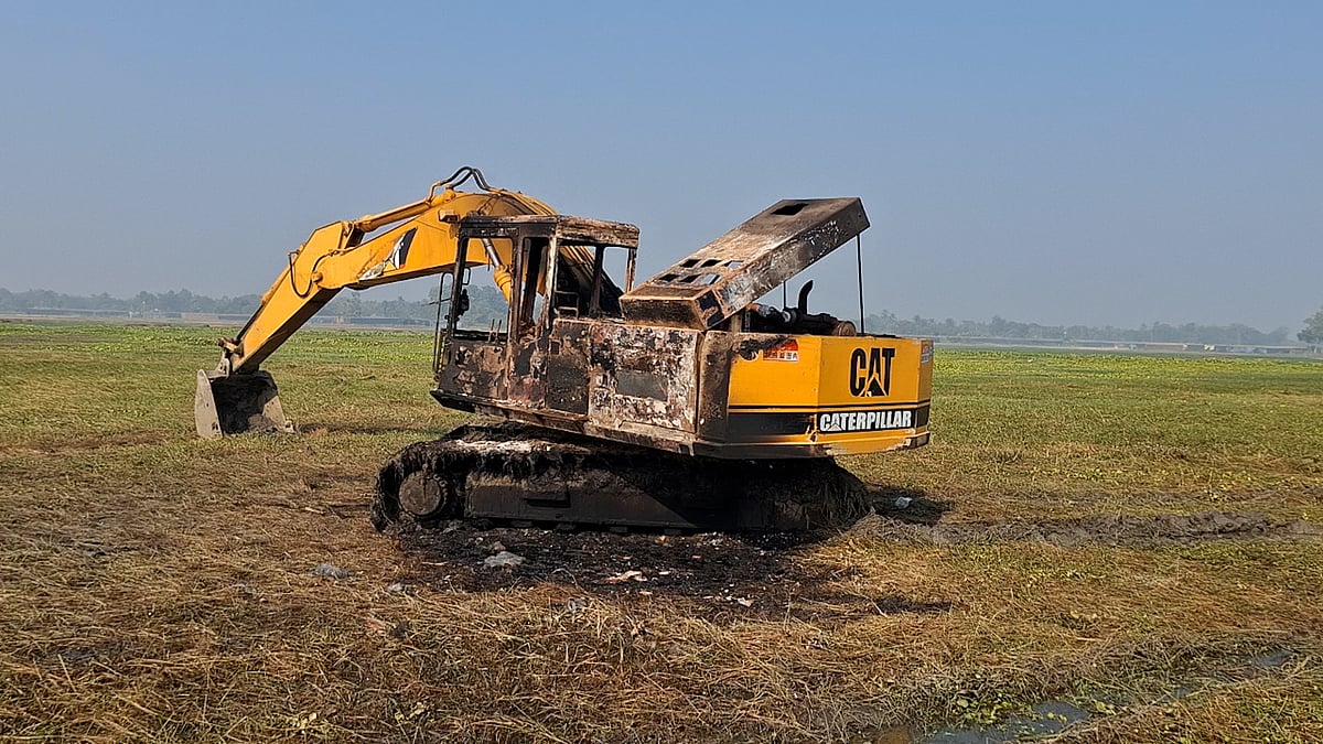 ধানি জমিতে পুকুর খননে বাধা দেওয়ায় এক্সকাভেটর চাপা দিয়ে যুবককে হত্যা