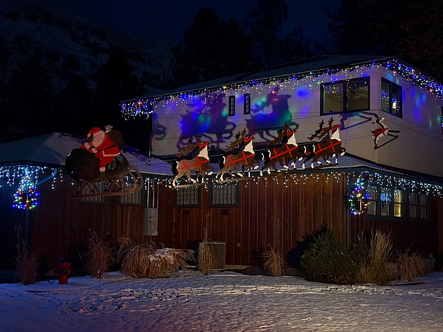 স্থানীয় এক বাসিন্দার কথায়, “মিজুলায় প্রথম স্নোফল মানেই সবাই বুঝে নেয়—ক্রিসমাস আর বেশি দূরে নয়।  শহরটা যেন হঠাৎ করেই অন্য রকম হয়ে যায়।”