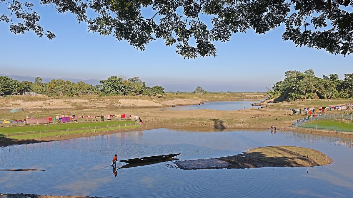 নদের বুকে চর জেগে কোনো কোনো জায়গায় পুকুরের মতো তৈরি হয়েছে