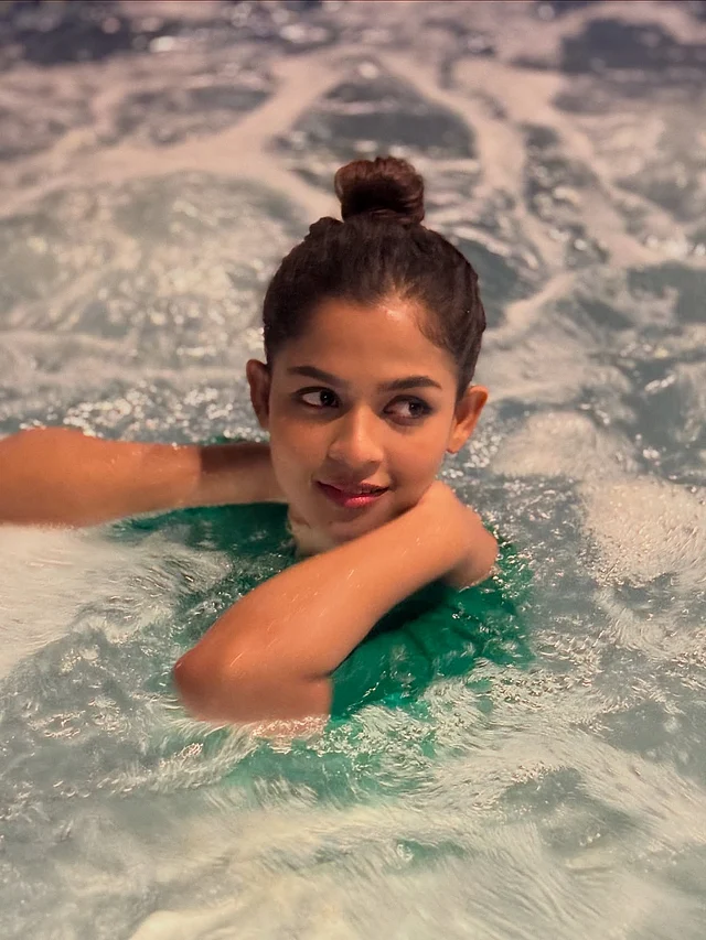 মীন রাশির এই জাতিকা এখানে বেছে নিয়েছেন সবুজ টিশার্ট