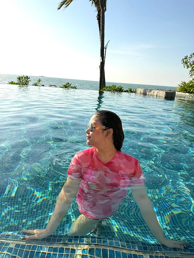 এখানে একটা গোলাপি টিশার্ট পরেই ইনফিনিটি পুলে নেমে গিয়েছেন ভাবনা