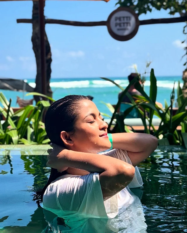 সাদিয়া আয়মানও পানিতে নেমে পড়েন প্রায়ই। তবে এজন্য তাঁর পছন্দ টি শার্ট