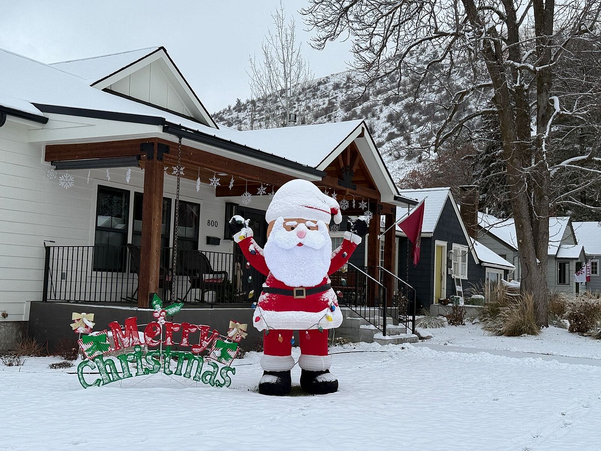 মিজুলায় শীতের প্রথম স্নোফল: তুষারে মোড়া পাহাড়, আলোয় ঝলমলে ক্রিসমাসের অপেক্ষা
