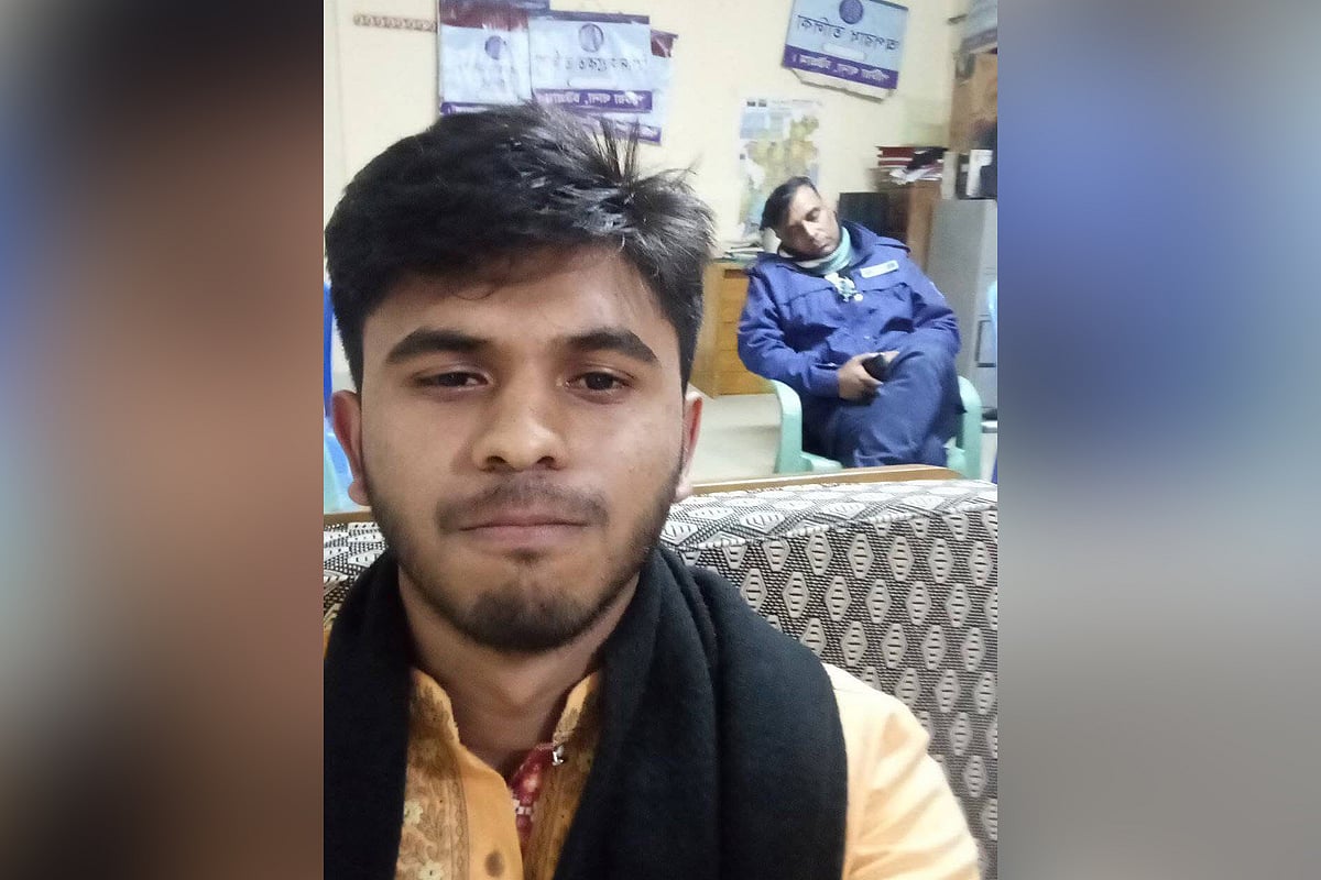 থানায় ঘুমে পুলিশ, গ্রেপ্তার ছাত্রলীগ 
নেতার সেলফি, ফেসবুকে পোস্ট