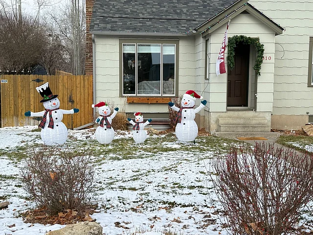  ক্রিসমাসের প্রস্তুতিতে ব্যস্ত শহরের কেন্দ্রস্থলের দোকানগুলো। হাতে বানানো পাইনের মালা, কাঠের সান্তা, ছোট লণ্ঠন—সব মিলিয়ে সাজানো হচ্ছে শেলফ আর জানালা
