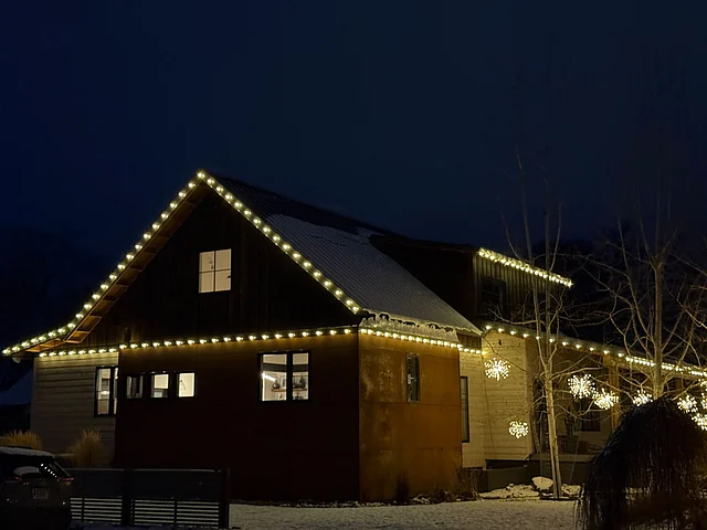 বরফে ঢেকে যাওয়া নরম পাহাড়ি পথ, ঠান্ডা বাতাসের ছোঁয়া আর আলোয় সাজানো শহর—সব মিলিয়ে মিজুলায় তৈরি হয়েছে ডিসেম্বরের সেই চেনা, উৎসবমুখর আবহ। 