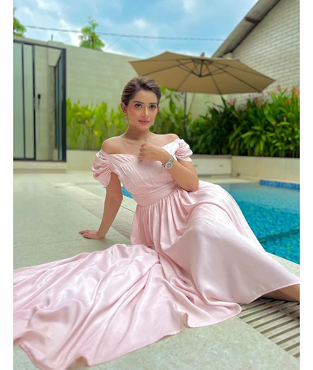 পুলসাইডে তানজিন তিশা পরেছেন পাউডার পিংক অফ দ্য শোল্ডার ড্রেস