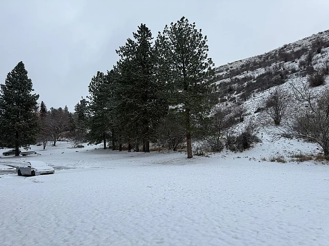 স্থানীয়দের কাছে এই সময়টাই পাহাড়ের সবচেয়ে শান্ত, সবচেয়ে সুন্দর রূপ—যেন ক্যামেরার ফ্রেমে ধরা পড়ার জন্যই অপেক্ষা করে থাকে