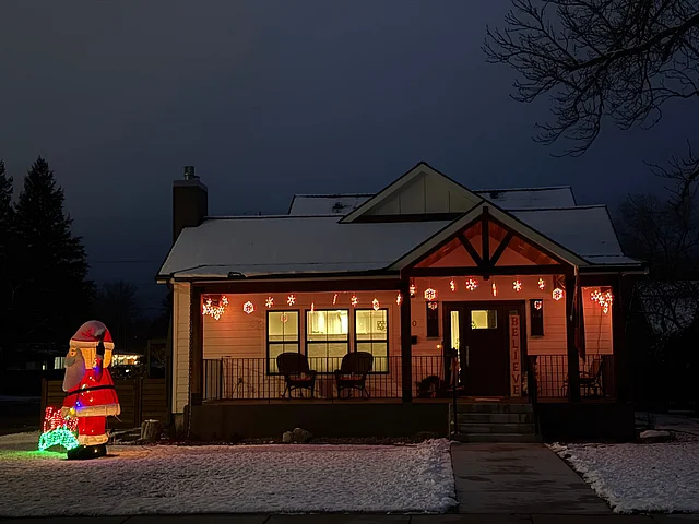 শিশুরা অবশ্য এই সৌন্দর্যের সবচেয়ে সরল আনন্দটুকু নিয়ে ব্যস্ত। সকাল থেকেই তারা রাস্তায় ছোট ছোট স্নোবল বানাচ্ছে, হাসি আর চিৎকারে ভরে উঠছে শীতল বাতাস। 
