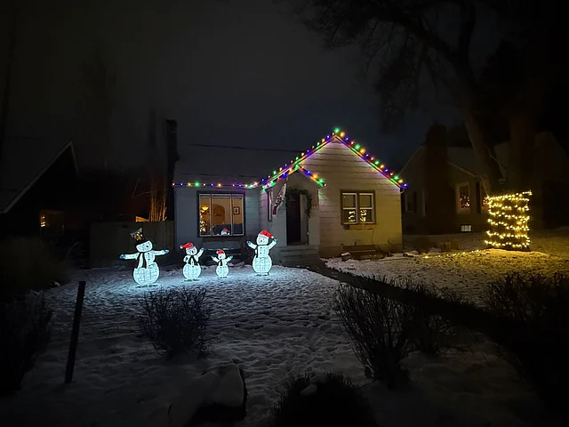  শহরের অলিগলিতে ছড়িয়ে পড়ছে এক ধরনের ব্যস্ত কিন্তু উষ্ণ আনন্দ।