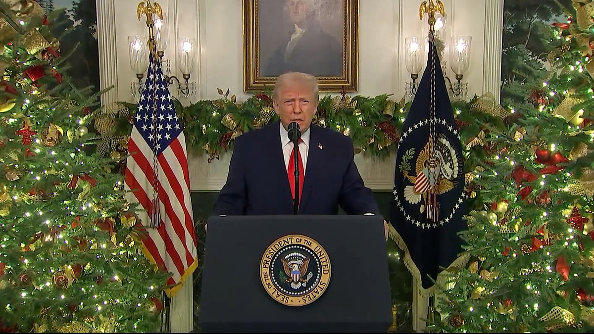 নিজেকে ‘অর্থনীতির রক্ষার’ নায়ক দাবি ট্রাম্পের