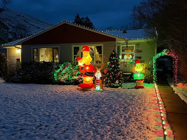 তুষার আর আলোর এই মেলবন্ধনেই ধরা পড়ে শীতের উষ্ণ আনন্দ, যা চোখে দেখার মতো, আর মনে রেখে দেওয়ার মতো।