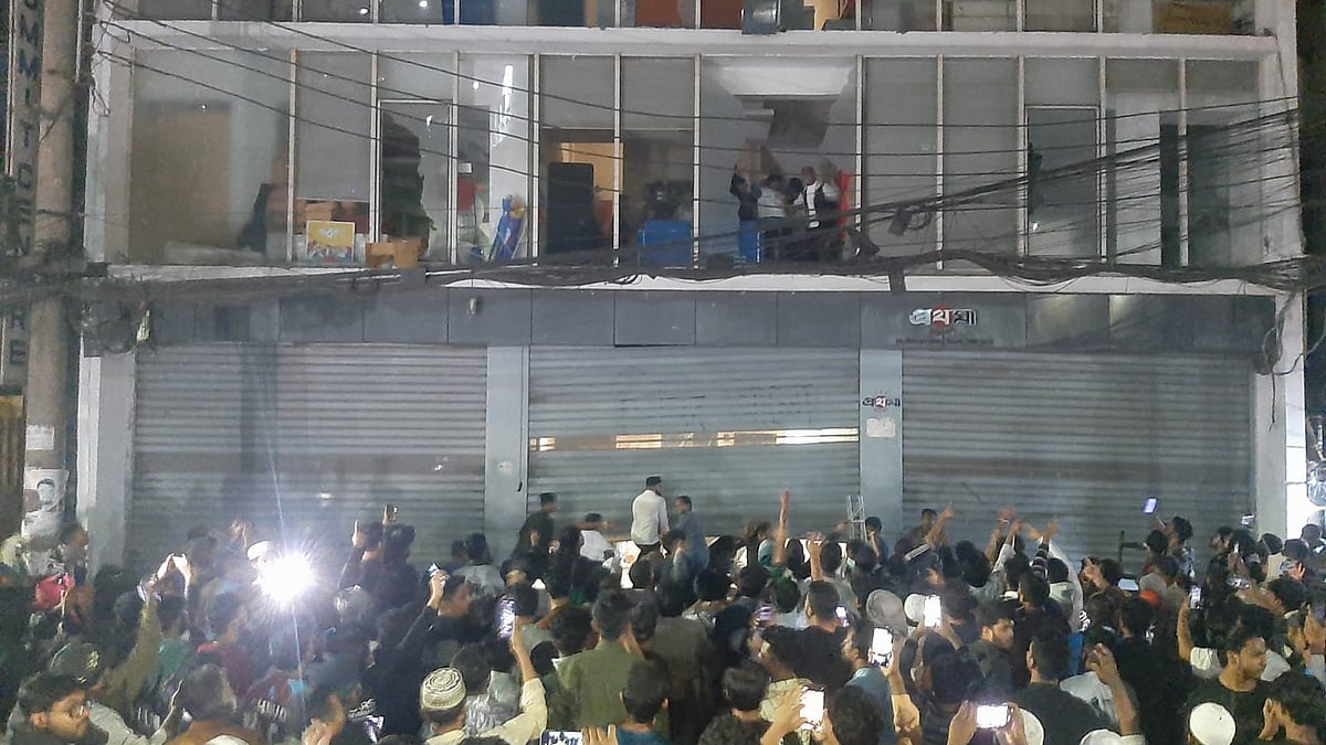 মধ্যরাতে প্রথম আলোর প্রধান কার্যালয়ে শাটার ভেঙে ওপরে উঠে শুরু হয় ভাঙচুর