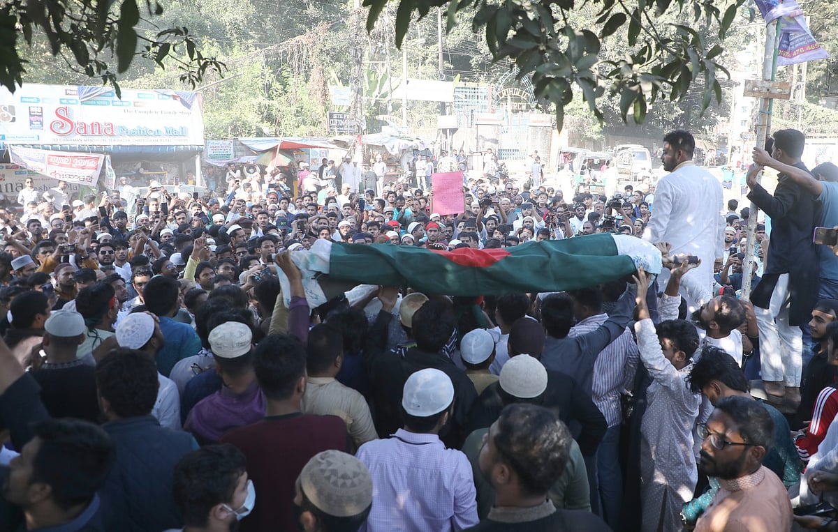 ওসমান হাদিকে হত্যার প্রতিবাদে চট্টগ্রামে সড়ক অবরোধ, কফিন মিছিল