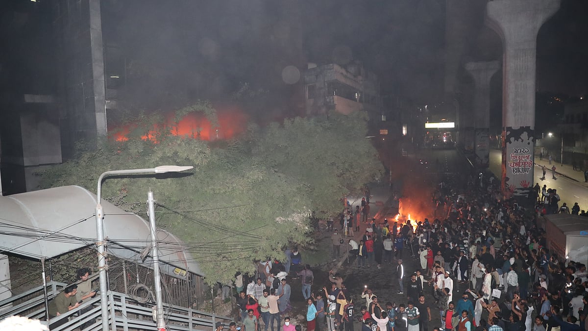 মধ্যরাতে ডেইলি স্টারের প্রধান কার্যালয়ে আগুন দেওয়া হয়