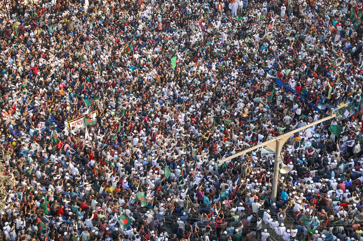 লড়াই চলবে, কিন্তু কোনো ফাঁদে পা দেওয়া যাবে না