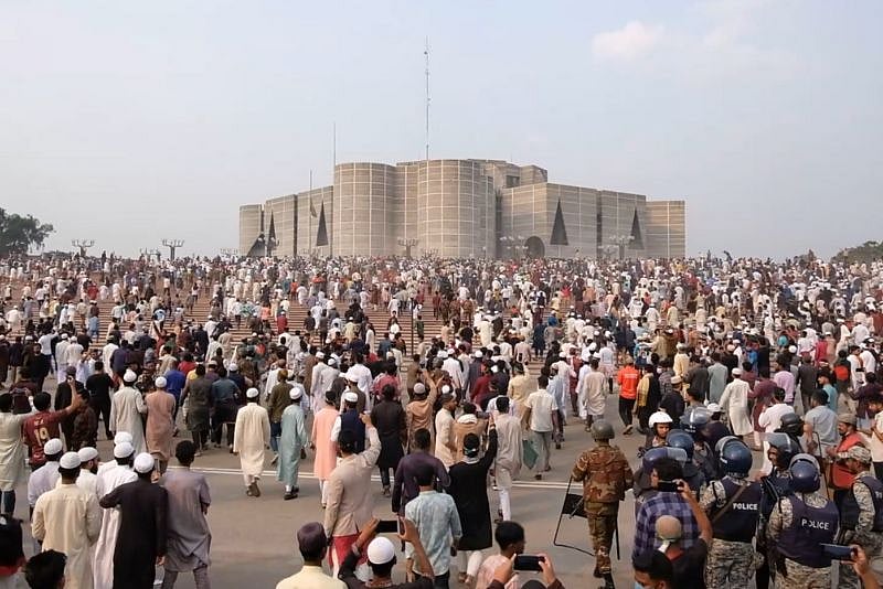 সংসদ ভবনে প্রবেশের চেষ্টা একদল মানুষের