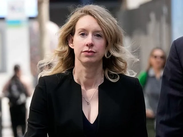 তাঁর সময়ে সবচেয়ে কম বয়সী স্বনির্ভর নারী বিলিয়নিয়ার ছিলেন এলিজাবেথ হোমস