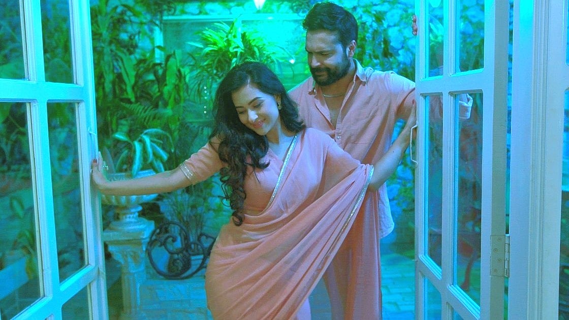 ৪০ দফা ওয়ানটেকে বুবলী–আদরের ‘আধাখানা চাঁদ’