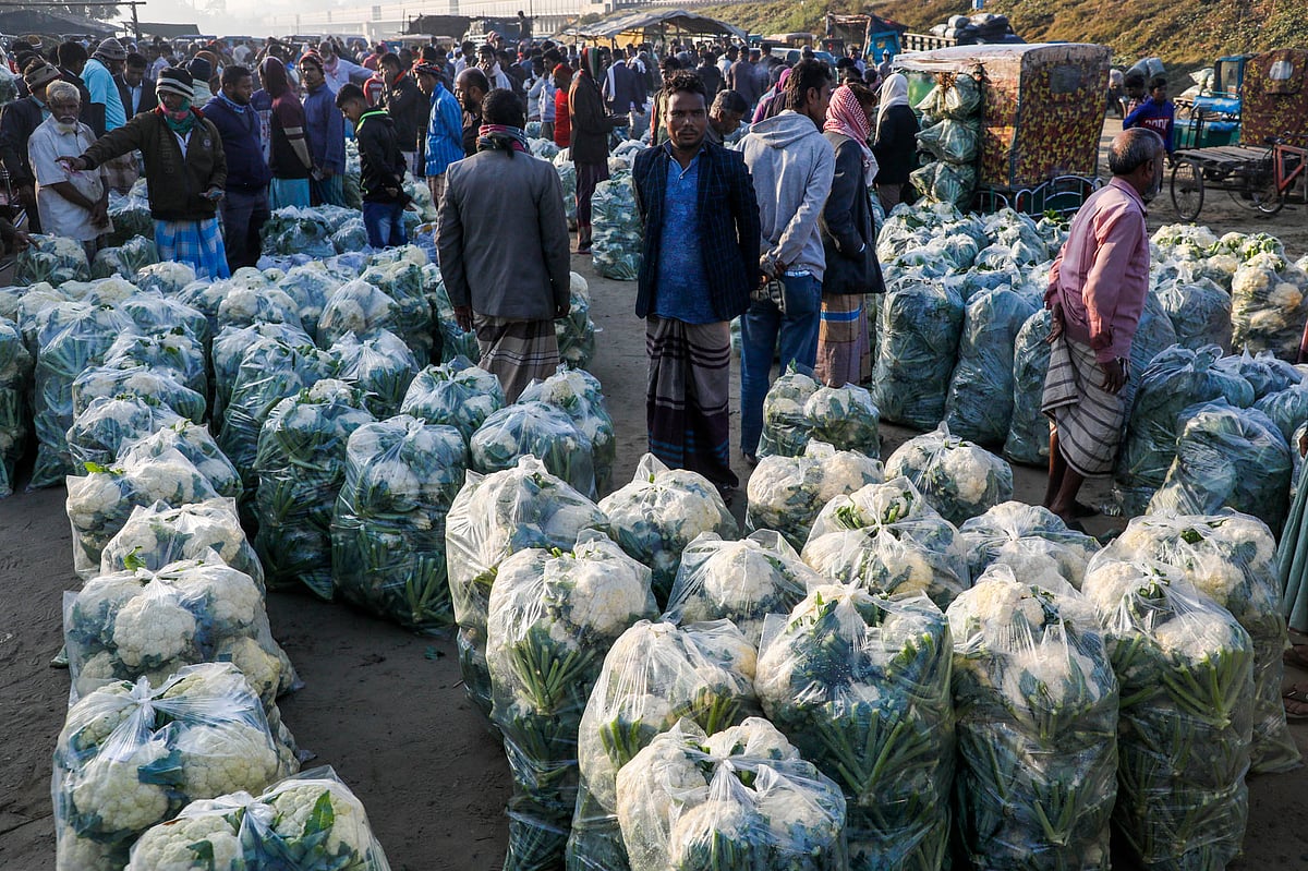 শঙ্খ নদের তীরের দোহাজারী রেলস্টেশন সবজি বাজার 