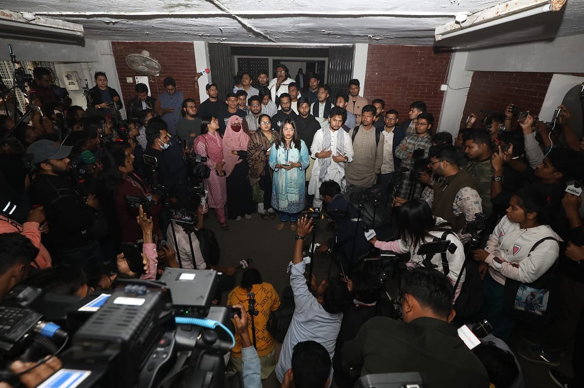 ঢাকা বিশ্ববিদ্যালয়ের দুই হলের নাম পরিবর্তন করতে উপাচার্যের কার্যালয় ঘেরাও