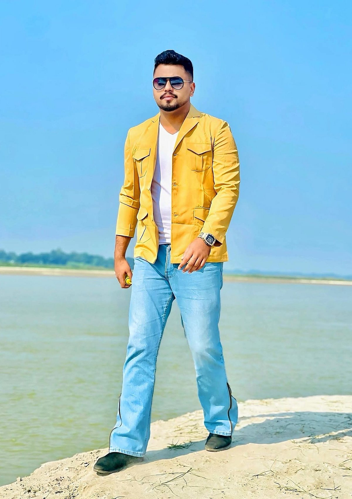 ফরিদপুরে কলেজে অস্ত্র হাতে মহড়া দেওয়া সেই যুবক গ্রেপ্তার