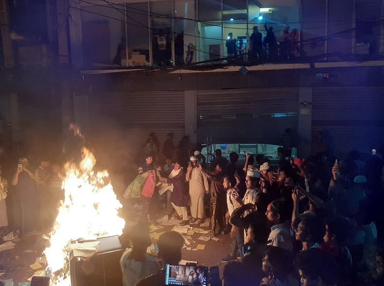 উগ্রবাদীরা নীরব সংখ্যাগরিষ্ঠের অভিভাবকত্ব দখল করতে চাইছে