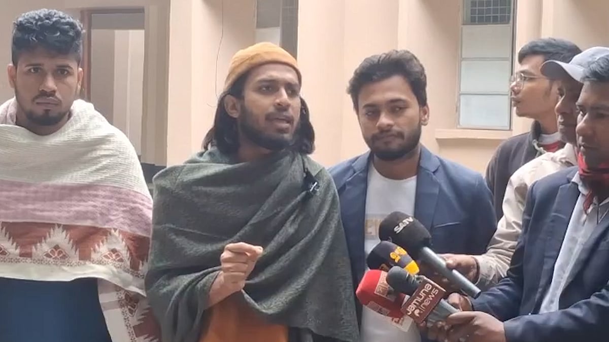 ছয় ডিনের পদত্যাগ দাবি রাকসু জিএসের, নিজেই লিখে এনেছেন পদত্যাগপত্র