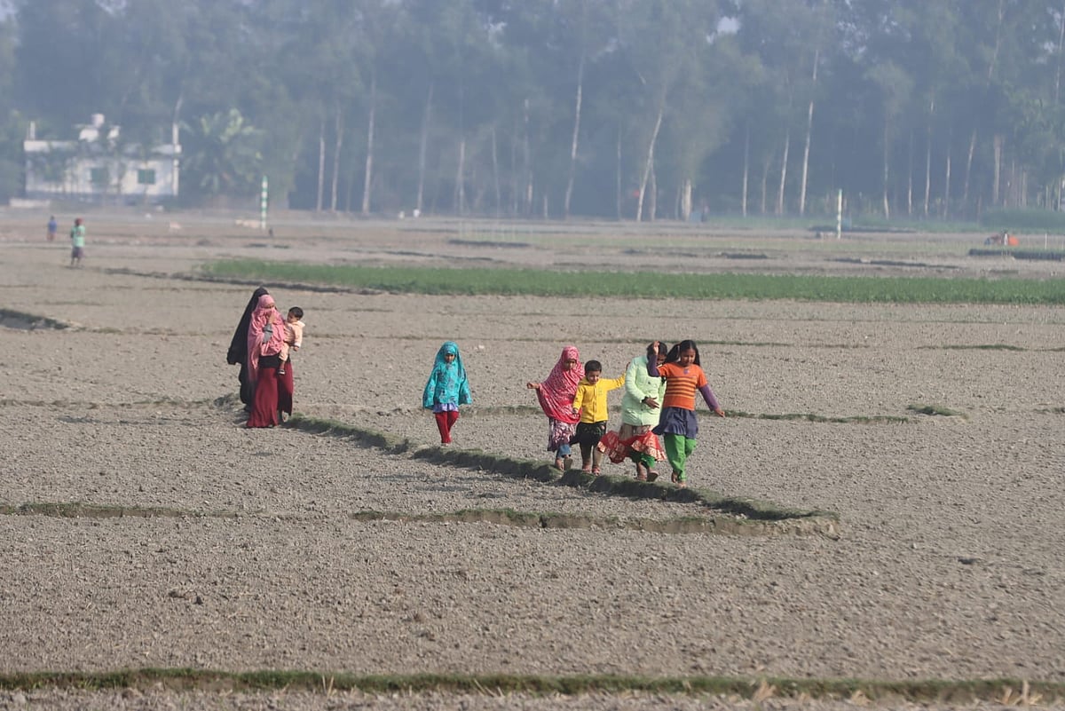 ঘোড়দৌড় দেখতে জমির আলপথ দিয়ে আসছেন নারী ও শিশুরা 