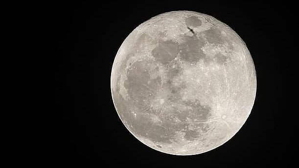 নাসার চাঁদে অভিযানের দায়িত্ব কে পাবে, স্পেসএক্স না ব্লু অরিজিন