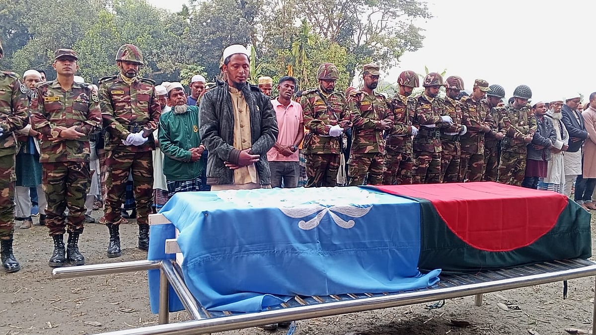 সুদানে ড্রোন হামলায় শহীদ পাকুন্দিয়ার সেনাসদস্য জাহাঙ্গীর আলমের দাফন