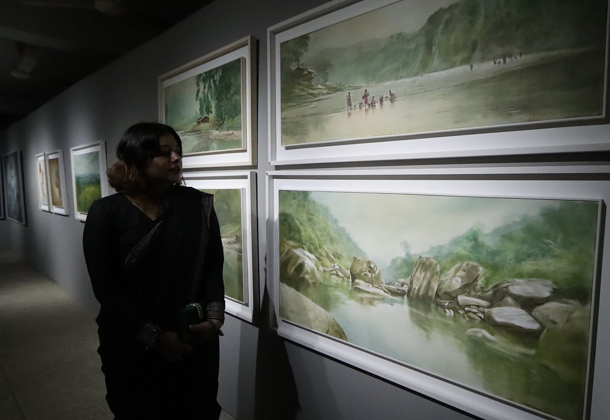 ‘রোয়া-দ্ব’: রংতুলিতে মারমাদের জীবনকাব্য