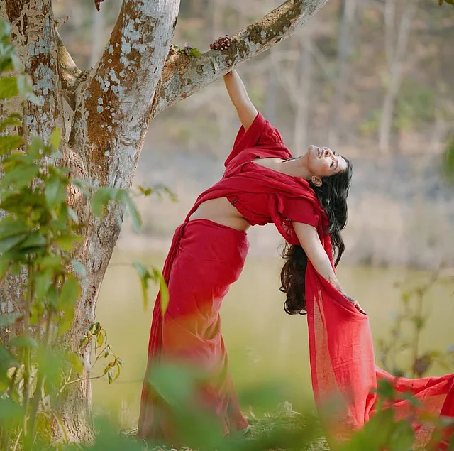 লাল-শাড়ি আর ম্যাচিং ব্লাউজে প্রকৃতির সঙ্গে মিশে গিয়েছেন তিনি এখানে