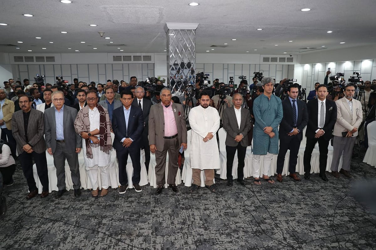 সভার শুরুতে শহীদ শরিফ ওসমান বিন হাদি স্মরণে এক মিনিট নীরবতা পালন করা হয় 