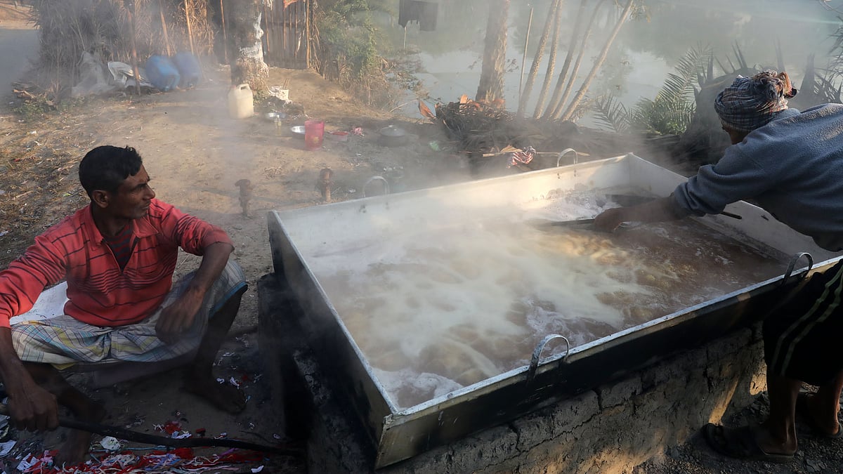 পাটালি গুড় বানানোর জন্য জ্বাল দেওয়া হচ্ছে খেজুরের রস।