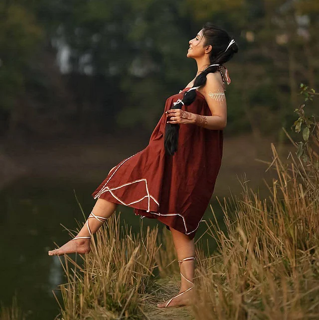 আদিবাসী সাজপোশাকেও তিনি সমান সুন্দর
