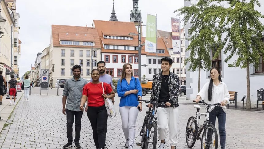 ‘ভুতুরে চাকরি’ নিয়ে বিপাকে যুক্তরাষ্ট্র